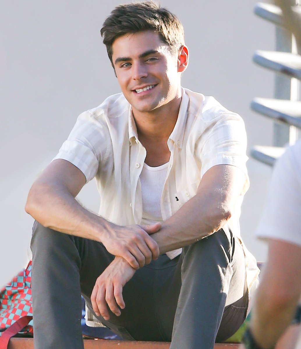 ZEAppreciation's tweet photo. I give you this cute photo of our king smiling ❤️an angel 😍 https://t.co/O1U9x8UdrX