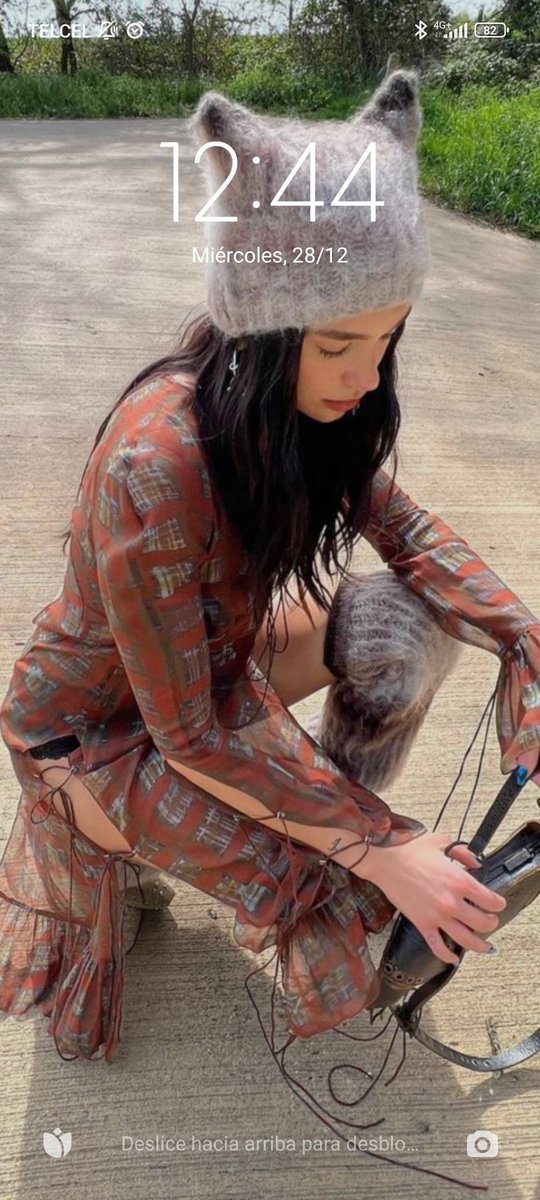 CastorOntiveros's tweet photo. Una de las mejores decisiones que tomé este 2022 fue poner un carrusel de protectores de pantalla de Dua Lipa en mi celular. #Algobello cada que llega una notificación. https://t.co/u3jvtRRcAm