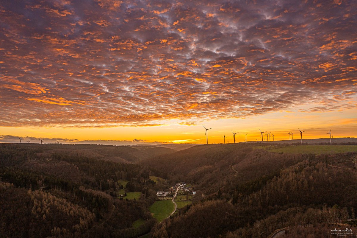 Sonnenuntergang über dem Kalltal bei Simonskall nach einem leicht kühleren Tag, ehe an Silvester und zum Jahreswechsel extreme Milde bei uns ansteht mit Werten von bis zu 18 Grad. Vor einem Jahr gab es die Rekorde für Ende Dezember.

#sunset #eifel #Klimawandel #Sonnenuntergang