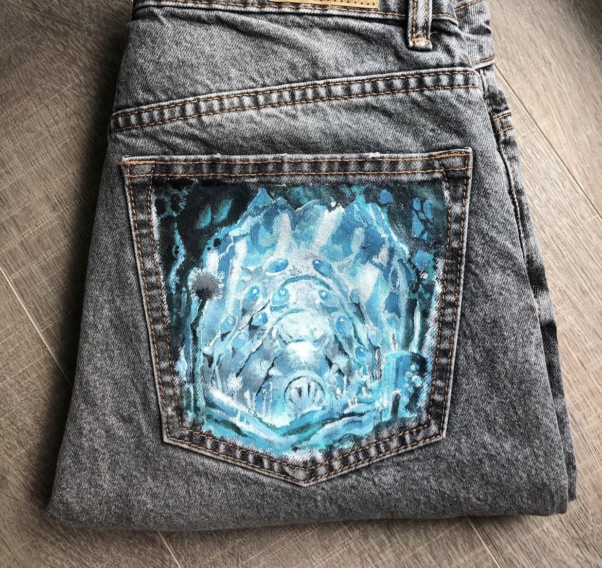 customjeany's tweet photo. Bonjour à tous ! J’avais arrêté les jeans peints par manque de temps avec mon école d’art. Seulement ma famille et moi avons rencontrés des problèmes financiers et j’aimerai aider. Je prend des commandes de custom de n’importe quoi, la peinture tient au lavage ! 
merci d’avance🤍 https://t.co/bzG1Llf089