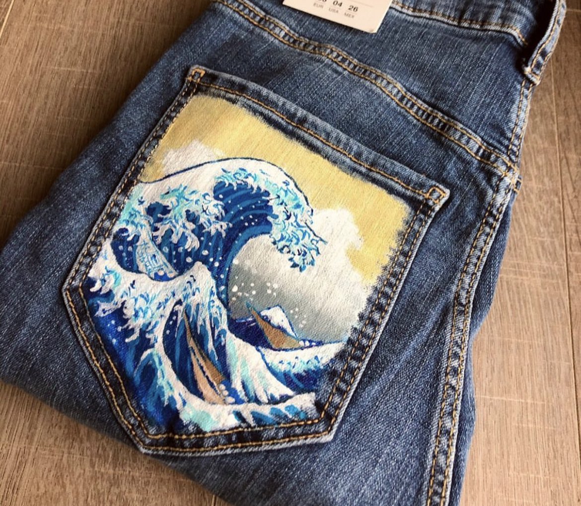 customjeany's tweet photo. Bonjour à tous ! J’avais arrêté les jeans peints par manque de temps avec mon école d’art. Seulement ma famille et moi avons rencontrés des problèmes financiers et j’aimerai aider. Je prend des commandes de custom de n’importe quoi, la peinture tient au lavage ! 
merci d’avance🤍 https://t.co/bzG1Llf089