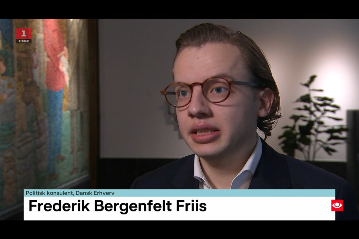DanskErhverv's tweet photo. Lidt mere end hver femte danske husstand forventer at købe fyrværkeri til nytår. Det er på niveau med sidste år. Men forventningen er, at der kommer lidt mindre i kurven i år. @Bergenfelt96 i TV Avisen om Dansk Erhvervs fyrværkerianalyse. Find den her: https://t.co/zm45OK3vgn https://t.co/qnlA6qxqw8