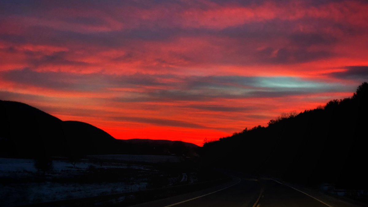 vineyardwarrior's tweet photo. Beautiful Drive Home 🌄 #beautifulevening #fingerlakes #flx #landscapephotography #photography #photographylovers #sunset #sunsetphotography #throughthewindshield https://t.co/32H6zwysZK