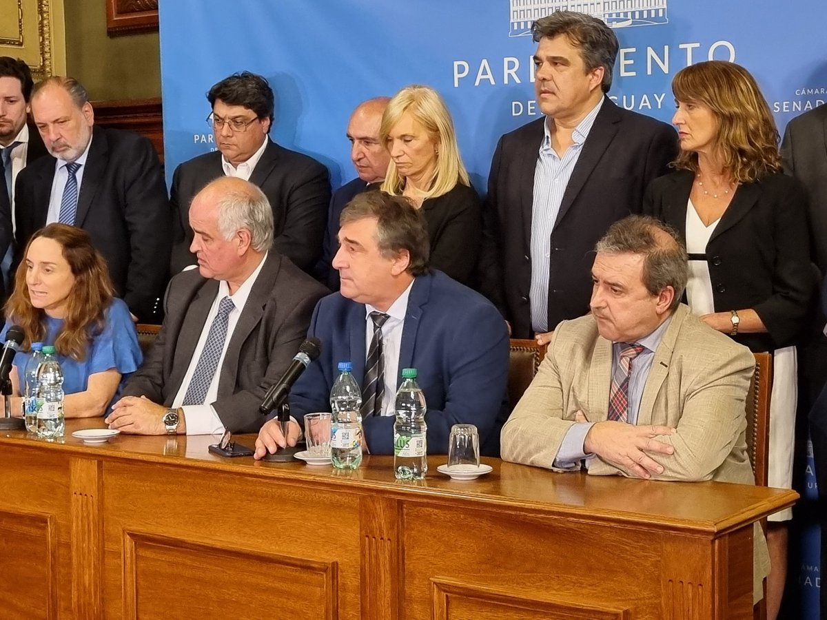 PNACIONAL's tweet photo. "Los actuales jubilados no se van perjudicar en nada, los que se vayan a jubilar en los próximos años tampoco. 
Las nuevas generaciones se van a poder jubilar y las jubilaciones más bajas serán mejores que el sistema actual." Cerró la conferencia de prensa @GustavoPenades https://t.co/cr9cxCrgbD
