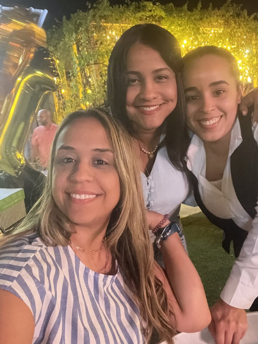dclase0887's tweet photo. Mi amiga la ministra @achavezlv 😍 https://t.co/kNQKrmDS8t