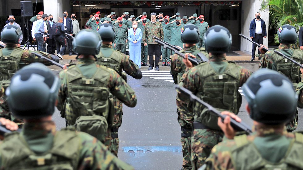 ArmadaFANBVzla's tweet photo. Desde la cubierta principal del MPPD y en víspera decembrina, el CJ @NicolasMaduro realizó salutación a los Soldados de la #FANB, acompañado por el EMS de la #FANB, donde resaltó los logros alcanzados por la #FANB en el 2022, exaltando la moral y compromiso para el venidero 2023. https://t.co/Lngq8zquAc