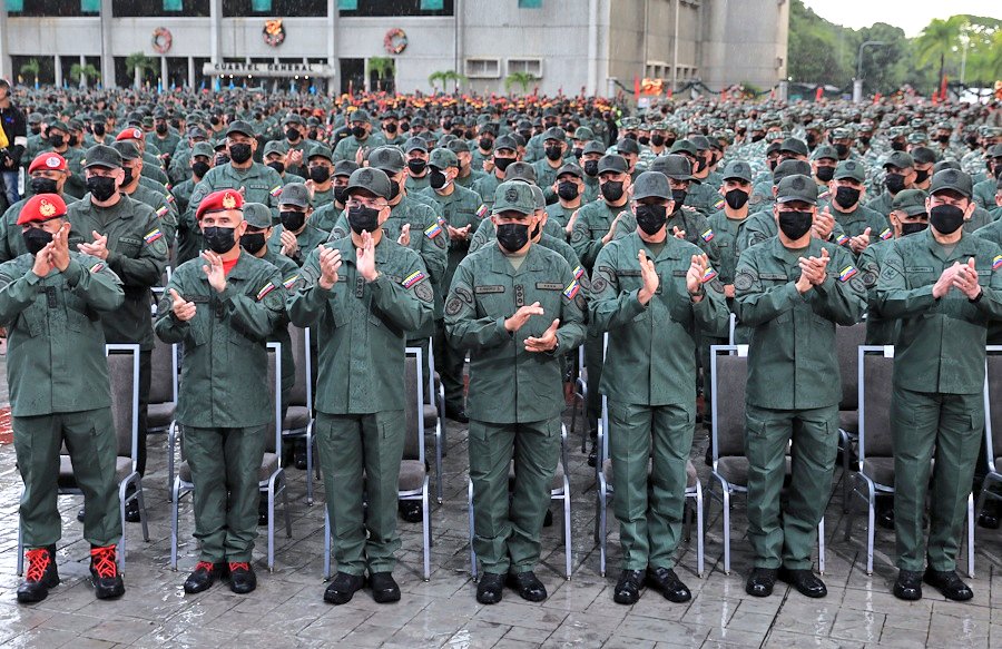 ArmadaFANBVzla's tweet photo. Desde la cubierta principal del MPPD y en víspera decembrina, el CJ @NicolasMaduro realizó salutación a los Soldados de la #FANB, acompañado por el EMS de la #FANB, donde resaltó los logros alcanzados por la #FANB en el 2022, exaltando la moral y compromiso para el venidero 2023. https://t.co/Lngq8zquAc