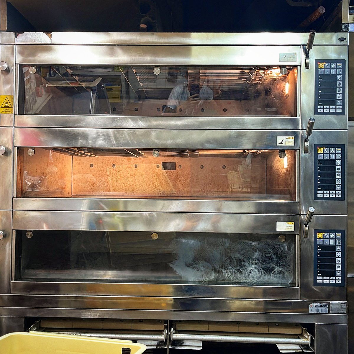 ShimaPan3cha's tweet photo. もう16年使い続けているコンドオーブン
機能は劣ってきているが若作りだけは欠かせない
扱うパン職人と同じ
#愛工舎
#愛工舎製作所
#miwe
#オーブン
#2006年式
#若作り
#パン
#パン職人 https://t.co/rUyJvQEMHH