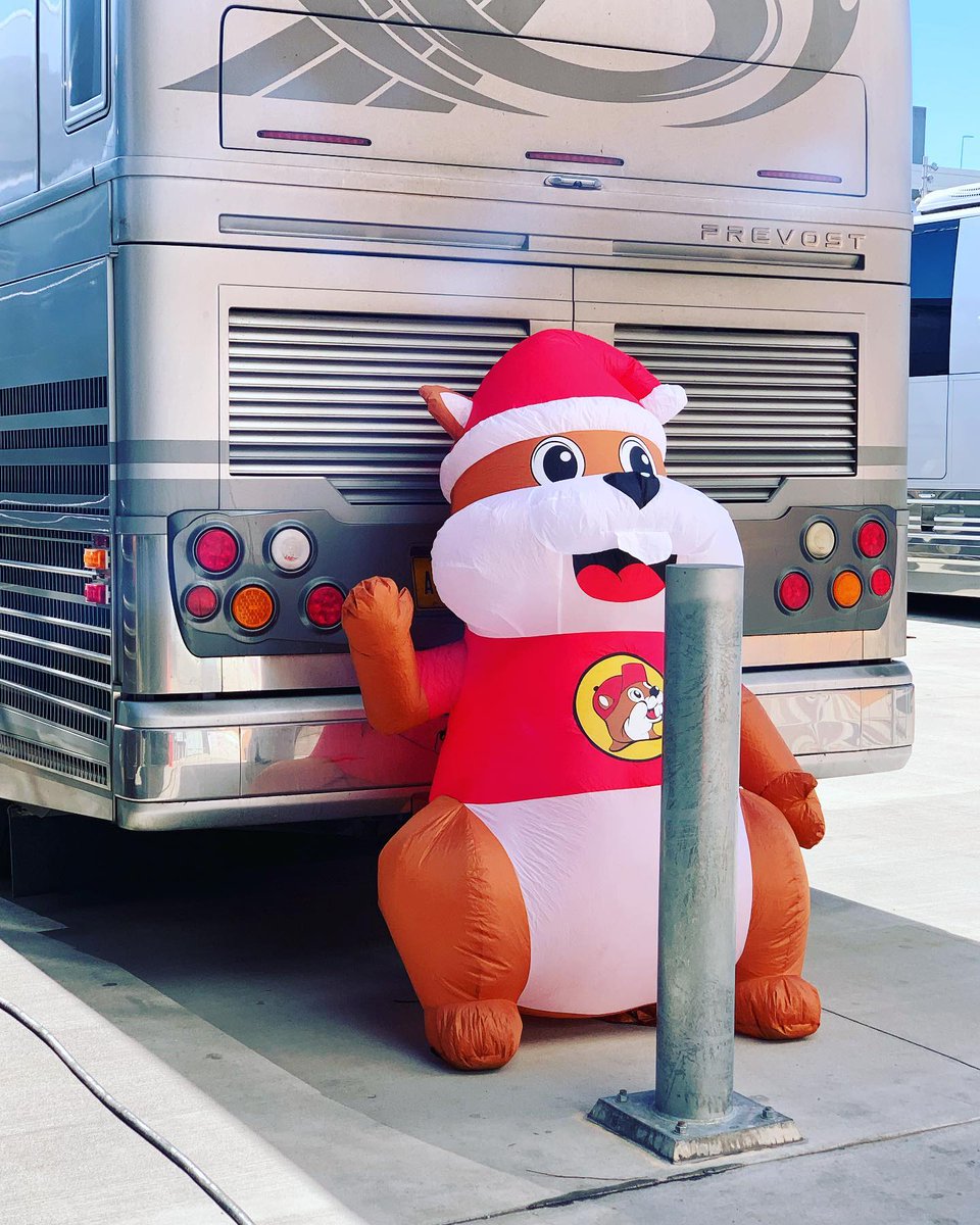 SenatorsCoach's tweet photo. Now that Christmas is over, it's time to move Buc-ee into storage. Until next year, dude. Thanks for the pic, Brian Waldon!  #buc-ees #bucees #holidaydecor https://t.co/0FWqKXiUeK