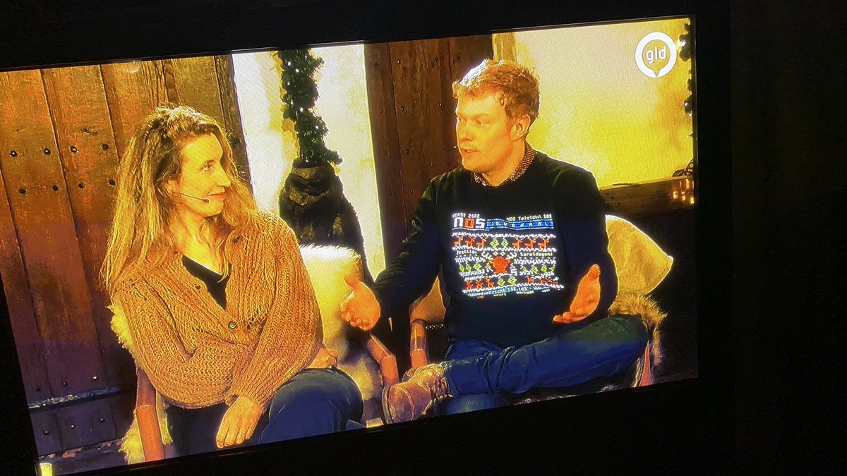 Hoefakker's tweet photo. Bij TV Gelderland mocht ik gehuld in @NOS #Kersttrui vertellen over mijn serie Gewoon Op De Geitenkamp. 

Marco bijvoorbeeld had zijn huis vol met wapens. Het leidde tot veel nieuws en #ophef.

‘Dit Was 2022’ is vanavond elk uur na het nieuws op @OmroepGLD! https://t.co/UXl2whcnk5