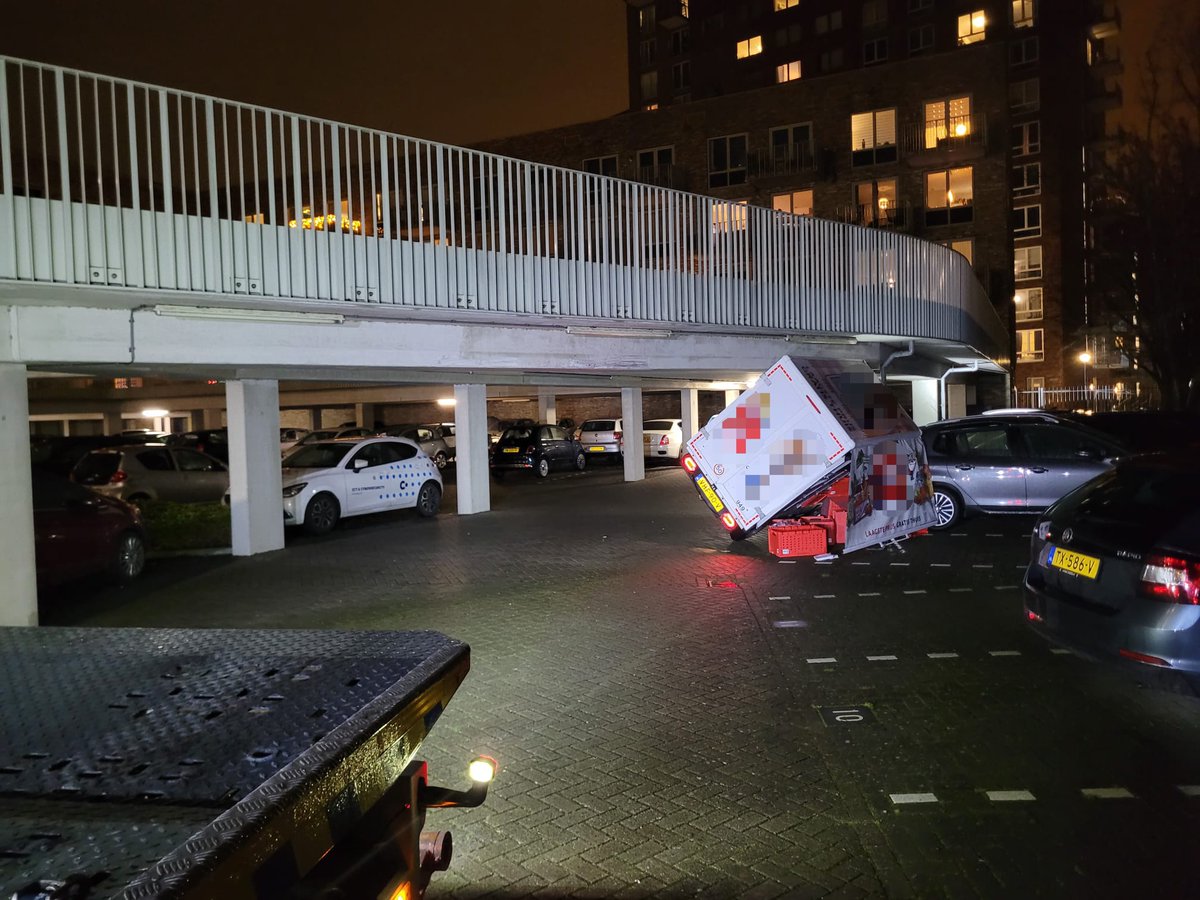 andy_dekkers's tweet photo. In #Leiden op het Sigmaplantsoen heeft een bezorger de hoogte verkeerd ingeschat met als resultaat dat het wagentje omkantelde op een andere auto. Na een iets wat complexe berging kon de bestuurder zelf weer verder rijden👍
#towtruck #berging #ongeval https://t.co/vYzbHkjVkU