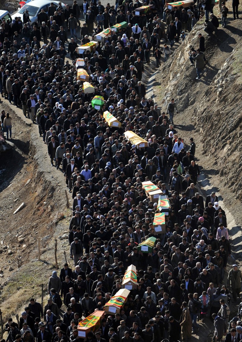 NaObranuRojavy's tweet image. Před 11 lety, 28. 12. 2011 zmasakrovalo turecké letectvo 34 kurdských civilistů (vlastních občanů), mezi nimi 20 dětí a mladistvých. Oběťmi byli chudí vesničané z vesnice #Roboski, kteří pašovali benzín z Iráku. Pozůstalí dodnes čekají na spravedlnost.

#RoboskiMassacre