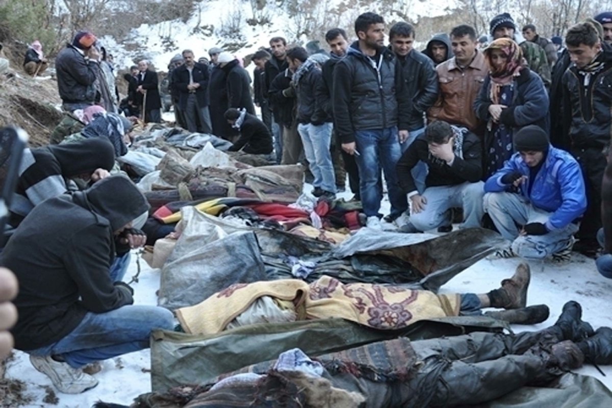 NaObranuRojavy's tweet image. Před 11 lety, 28. 12. 2011 zmasakrovalo turecké letectvo 34 kurdských civilistů (vlastních občanů), mezi nimi 20 dětí a mladistvých. Oběťmi byli chudí vesničané z vesnice #Roboski, kteří pašovali benzín z Iráku. Pozůstalí dodnes čekají na spravedlnost.

#RoboskiMassacre