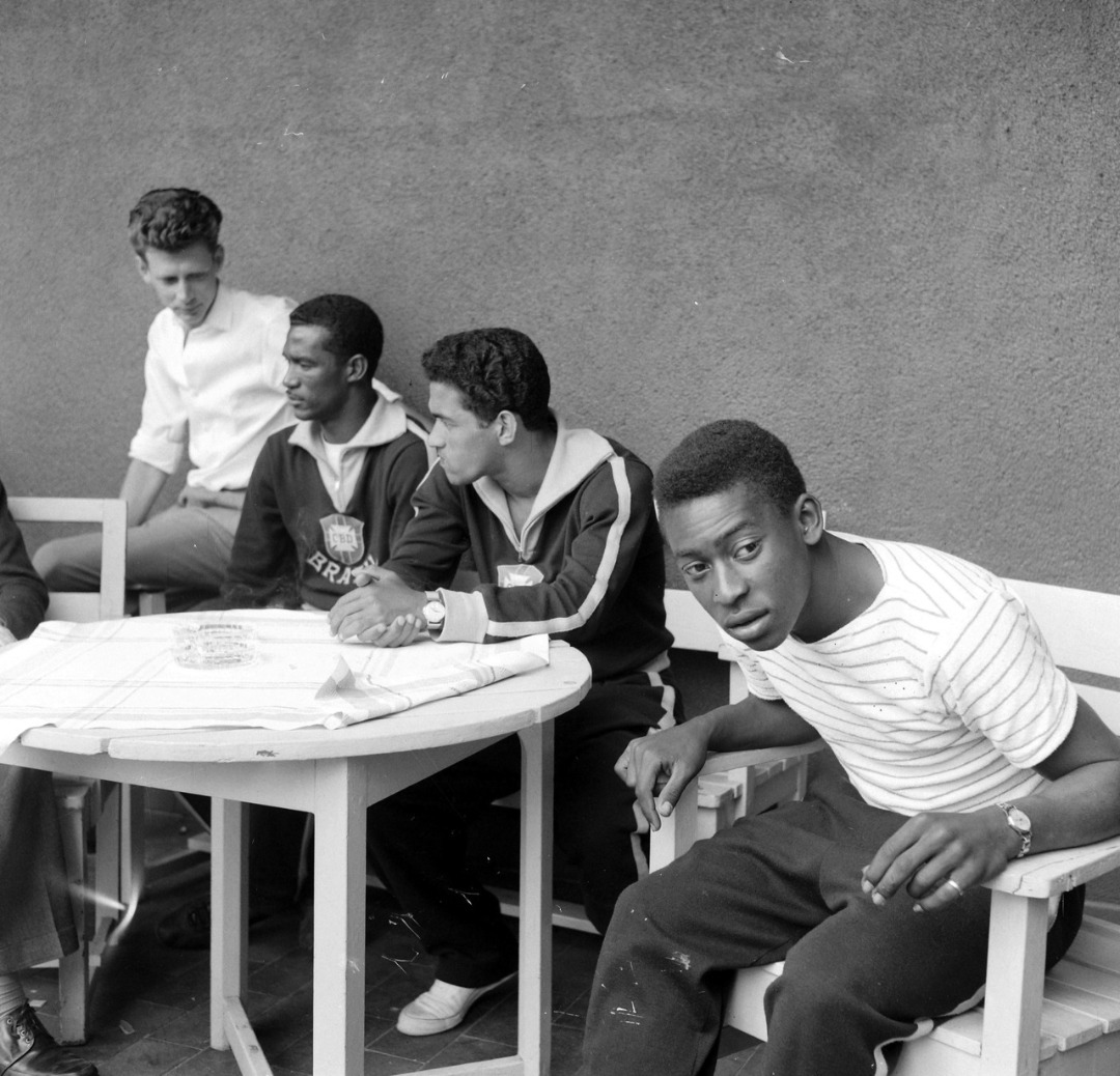 arismateno's tweet photo. 🇧🇷🇧🇷 #Didi, #Garrincha et le jeune #Pelé en Suède en 1958 🇧🇷🇧🇷 https://t.co/hEikbMb1hz