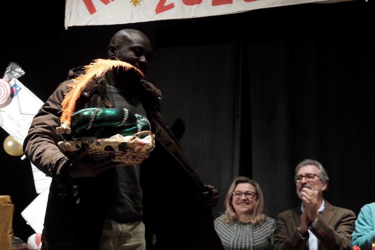 Al Cartero Real <a href="/tonidoblas1/">TONI DOBLAS</a>, la Estrella (Dolores Cobos, Academia No camines, Baila), Melchor (<a href="/CentellaDiego/">Diego Centella</a> <a href="/DNBellavista/">Hermandad del Dulce Nombre de María</a>), Gaspar (Andrés Lozano, @FEDCSevilla), Baltasar (Sidane Diallo <a href="/avv_bellavista/">Asociación de Vecinos Unidad de Bellavista</a>), el Heraldo (Rafael Carmona <a href="/UDBellavista75/">Unión Deportiva Bellavista</a>) y al cartelista Ale Rojas.