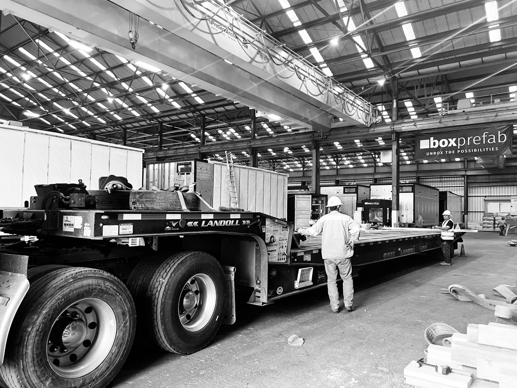 boxprefab's tweet photo. Loading modules! #boxprefab #prefabhomes #shippingcontainerhome #prefabhouse #tinyhomes #tinyhouse #modularhome #architecture  #prefabhome #prefabricated #sustainableliving #ecohome #modernhome https://t.co/6bkQKFDWpr