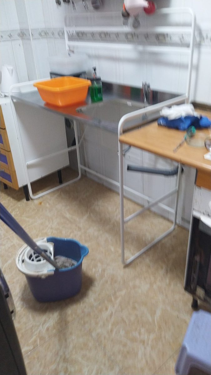 markmala's tweet photo. Instalando un fregadero de Ikea en Málaga https://t.co/PrF30d0yNO