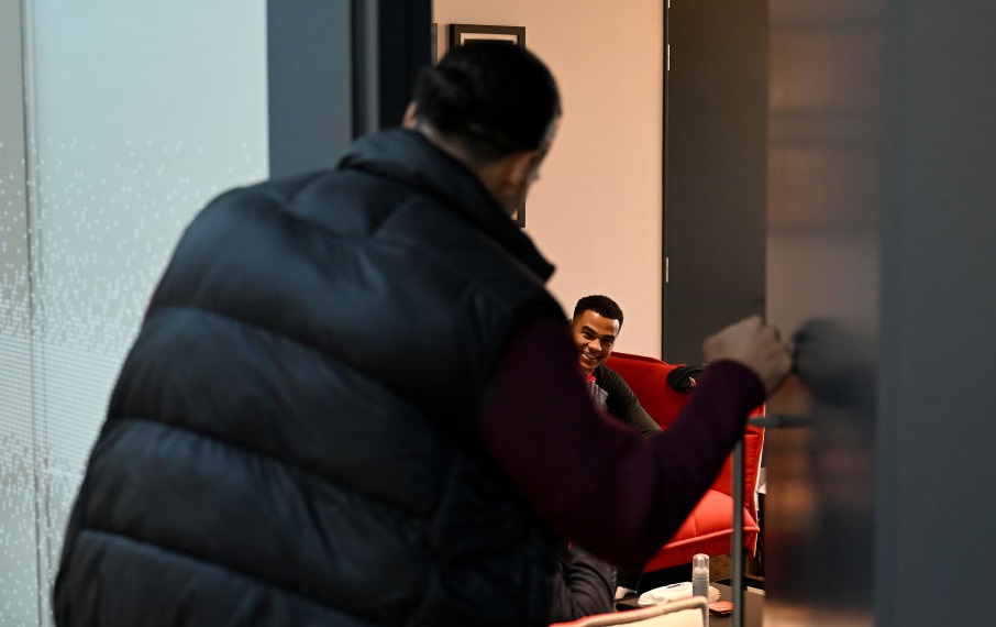 LivEchoLFC's tweet photo. Agent @VirgilvDijk, your work is done 🤝 https://t.co/FHjfIZwt5W