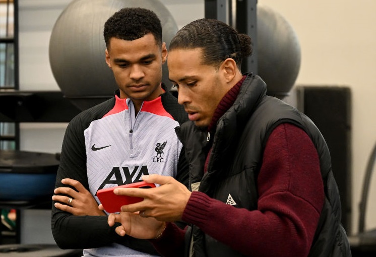 LivEchoLFC's tweet photo. Agent @VirgilvDijk, your work is done 🤝 https://t.co/FHjfIZwt5W