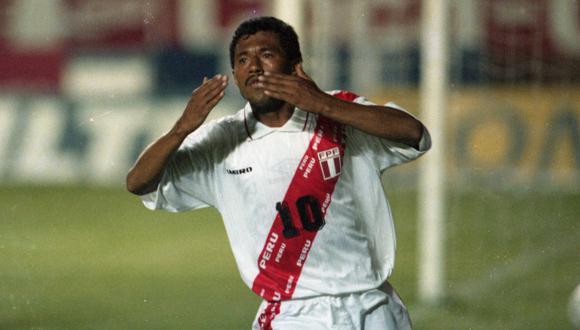 dalbertsc's tweet photo. Un día como hoy 28/Dic nació #RobertoPalacios. "El Chorri"de juego técnico, pícaro,y de remate letal con ambos perfiles. Ídolo y campeón en SC el 91,tricampeón 94,95,96 y 2002. Jugó en México,Colombia, Ecuador y Brasil. Jugó con camiseta de Perú y sus "Chorrigolazos"en 128 veces. https://t.co/ewiXKgQmdk