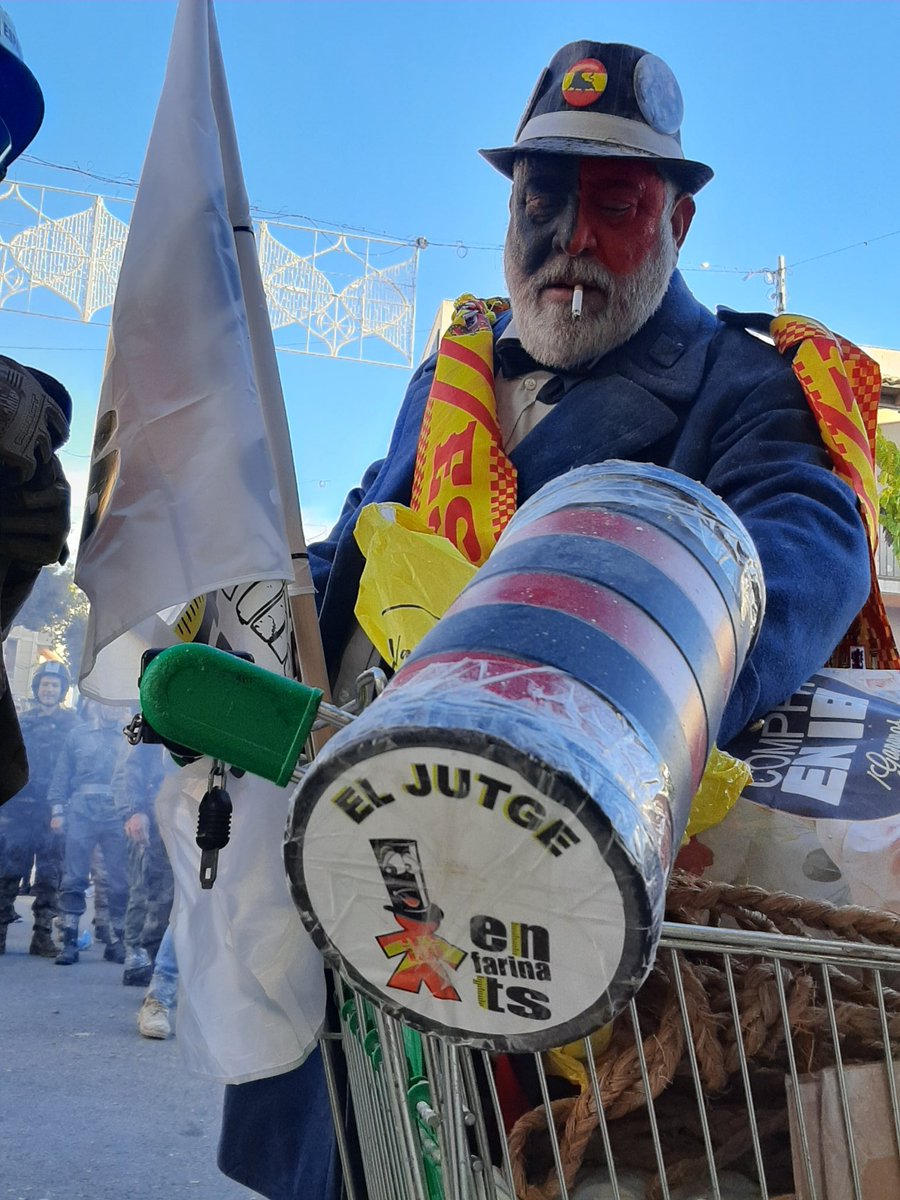 JorgePay1's tweet photo. Dos similitudes entre la "nova justícia" dels #Enfarinats y la #Justicia que, según dispone la Constitución, emana del pueblo y se administra, en nombre del Rey, por jueces y magistrados: ambas usan el carro del hipermercado para llevar a cabo sus fines. 🛒⚖️😉
#Carrito https://t.co/3sNk8NwhIj