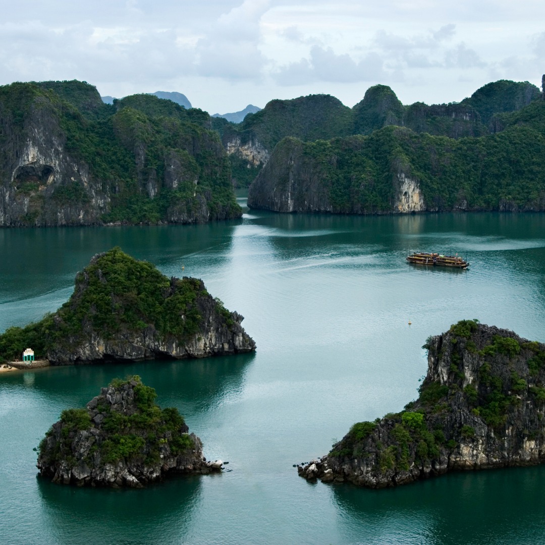 nftbooking's tweet photo. The name Ha-Long literally means "dragon that dives".
In the Middle Ages, the Chinese tried to invade Vietnam and according to the legend, dragons intervened to help the Vietnamese, spitting precious stones at the Chinese warriors.
#halong #vietnam #legend #halongbay #nftbooking https://t.co/bJNo5mE5L7