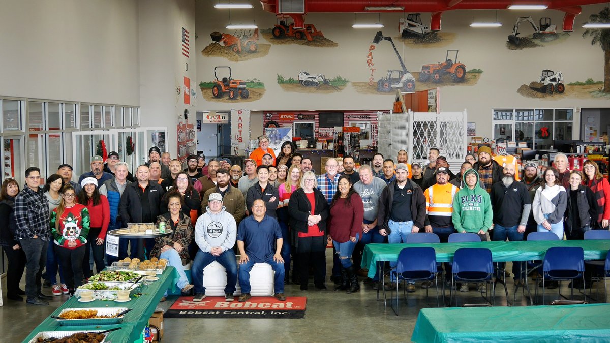 bobcat_inc's tweet photo. ✨✨Ringing in the new year and wishing everyone a safe holiday weekend! Happy New Years from the Bobcat Central family 🎉🎉
.
.
#bobcat #NewYears2023 https://t.co/3JL2tb6Ztx