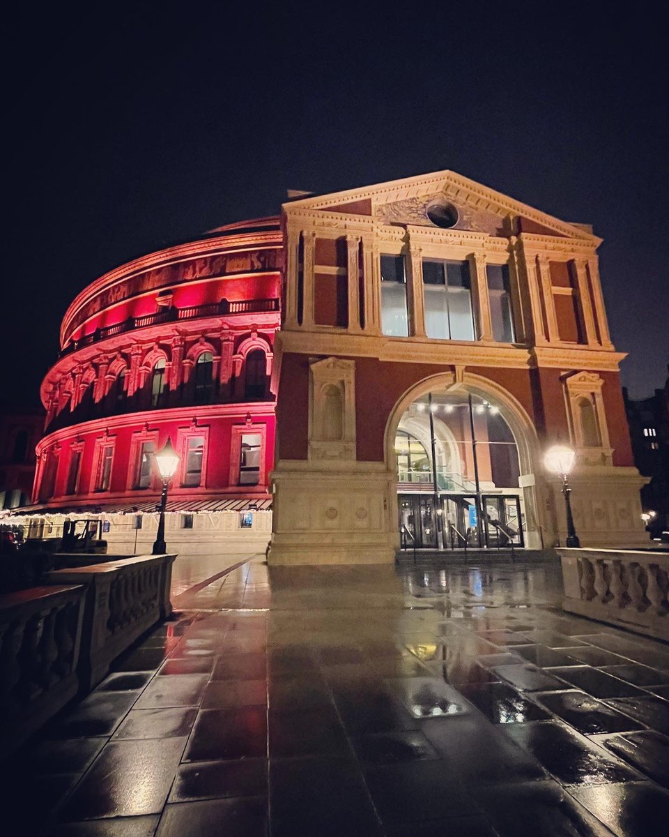 Once again the team stepped up to the plate, this time for a through the night rig at The Royal Albert Hall finishing at 04.30 this morning ! 

A large stage was successfully installed for the upcoming Nutcracker production 

#royalalberthall #nutcracker #stage #teamfocus