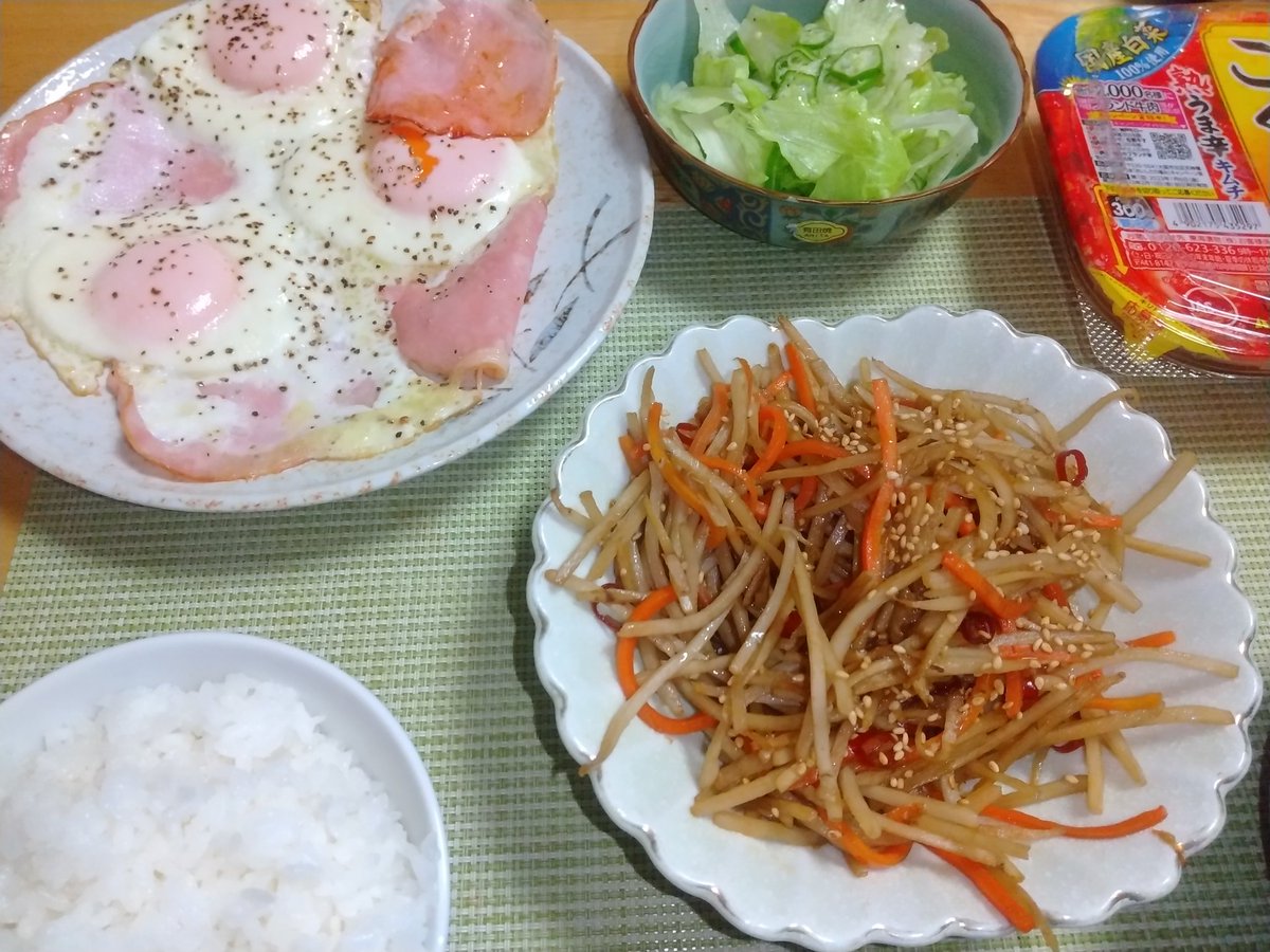 58kg3's tweet photo. おはよう😊
本日仕事納めです
今朝は
目玉焼き🍳
きんぴらごぼう
レタスとオクラ
キムチ
もやしとワカメの味噌汁
それではいただきます🙏
 #男の料理 https://t.co/17Vj8YvlOj