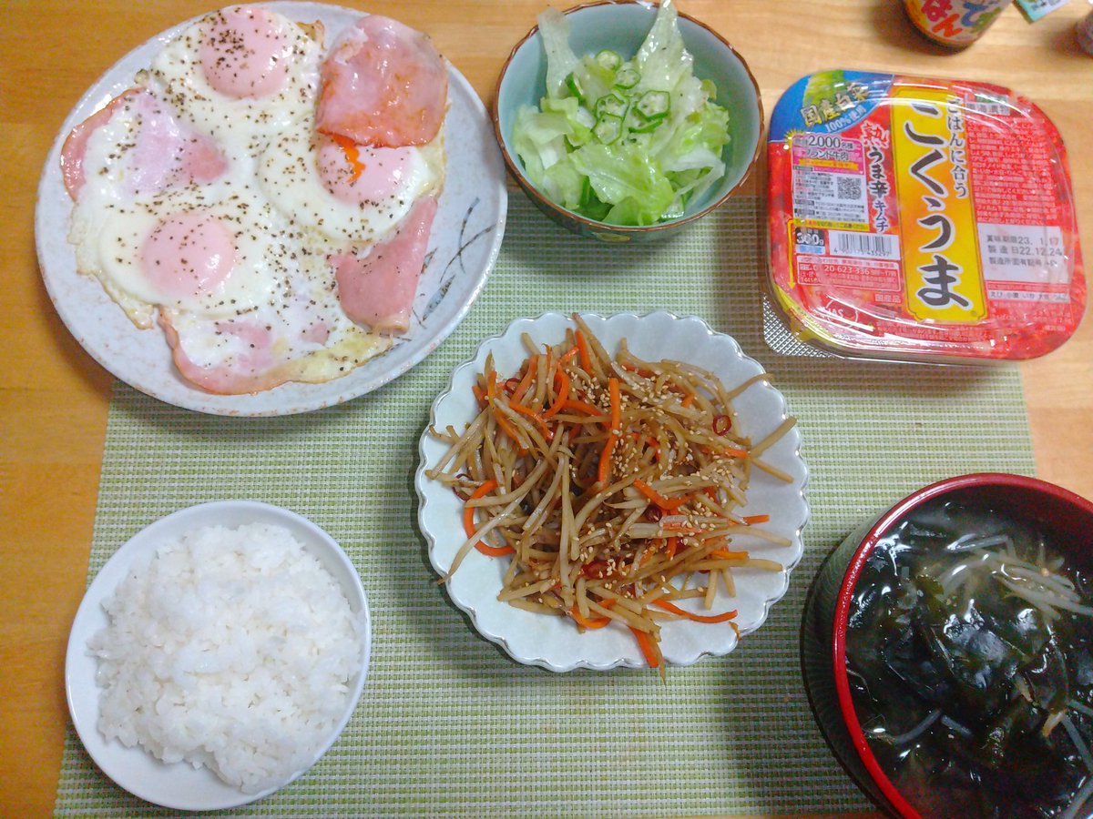 58kg3's tweet photo. おはよう😊
本日仕事納めです
今朝は
目玉焼き🍳
きんぴらごぼう
レタスとオクラ
キムチ
もやしとワカメの味噌汁
それではいただきます🙏
 #男の料理 https://t.co/17Vj8YvlOj