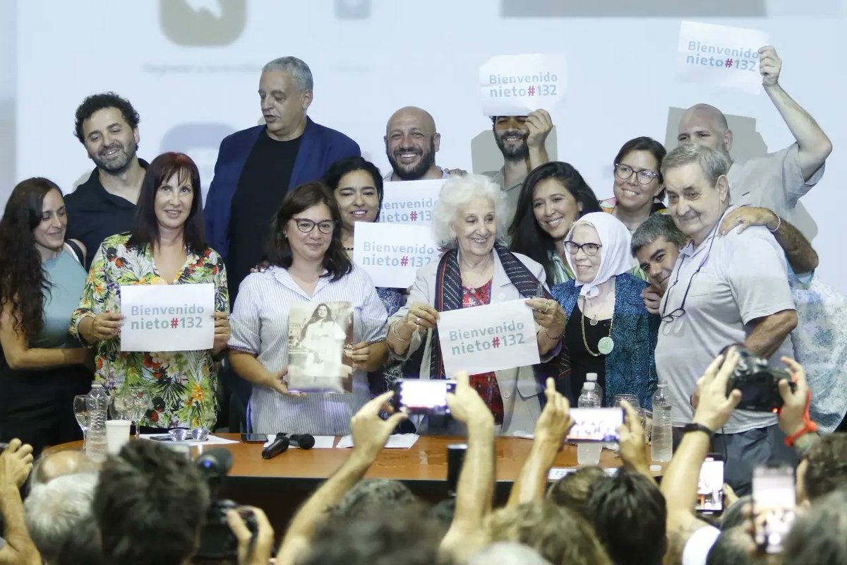 abuelasdifusion's tweet photo. 🤩 El mejor fin de año que pudimos conseguir.
📷Compartimos algunos de los momentos más felices de esta tarde, en la conferencia de prensa por la restitución del #nieto132 que se conectó para participar desde Tucumán.
♥️ Bienvenido ♥️ https://t.co/Dg3BGdHkdF