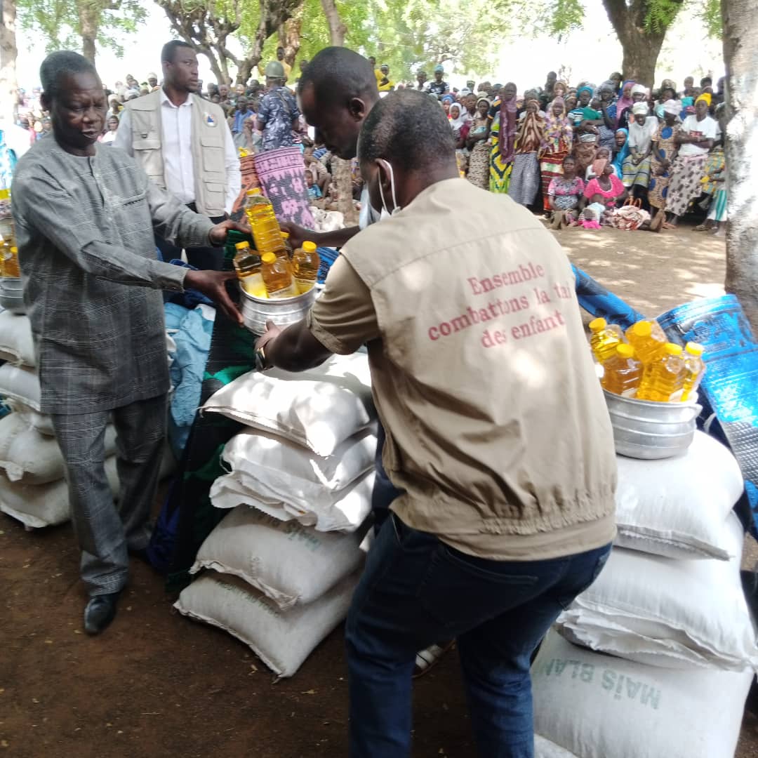 cantcheki's tweet photo. Don des vivres et non vivres du Chef de l'État Faure Essozimna GNASSINGBÉ aux déplacés victipes de la menace terroriste dans la commune de Kpendjal-Ouest 2. C'est le Ministre Tiem Boldja qui a procédé à la remise de ce don aux bénéficiaires ce mardi.#kpendjalouest2 #tgtwittos https://t.co/jgPSzTCOsq