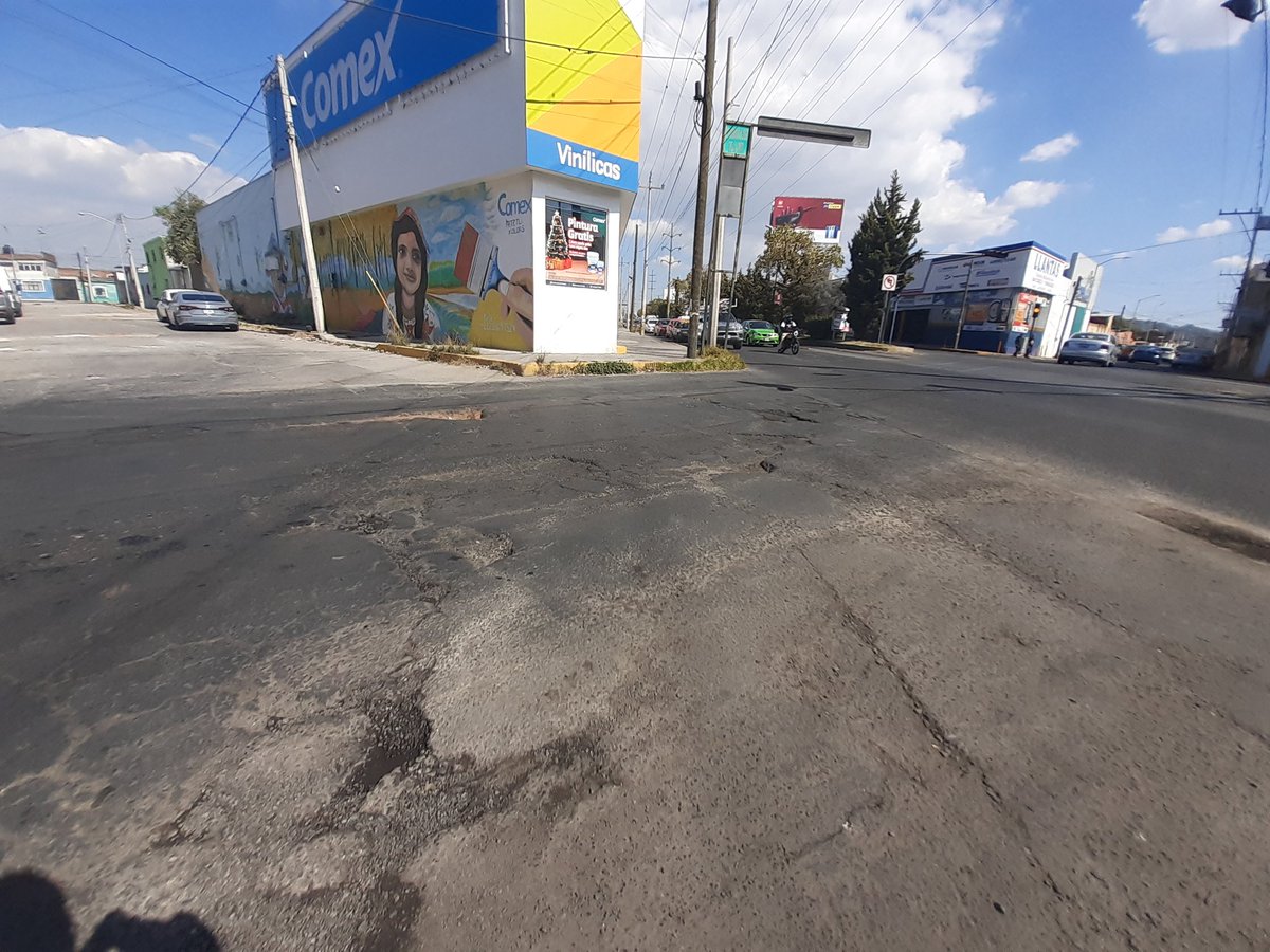 mapeflo1979's tweet photo. @InfraPue @PueblaAyto @dirtransitopue Pues no se nota reporte hace varils dias baches en 32 pte y diagonal https://t.co/I89UnL8uke