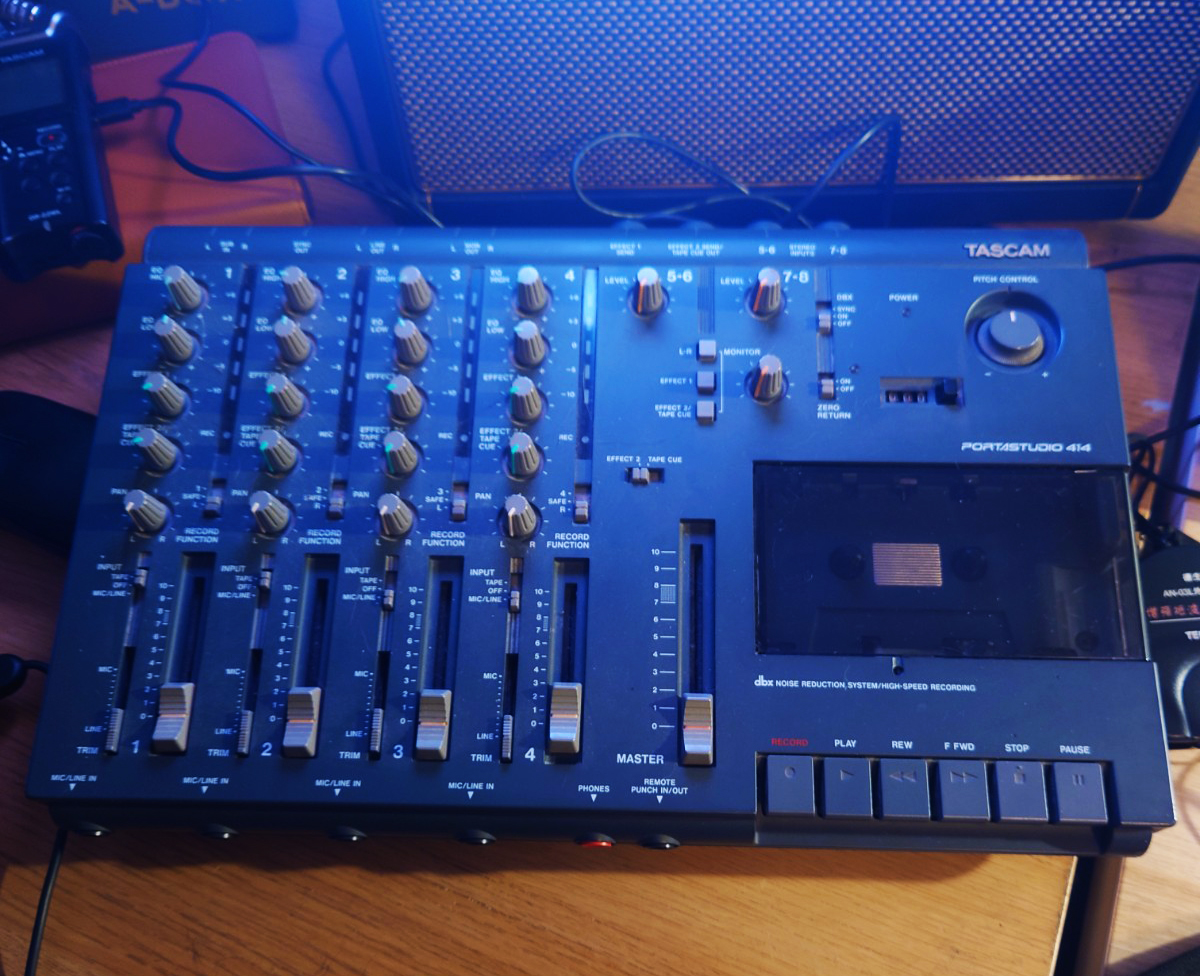o_pipkins's tweet photo. Only taken me 3 years of doing fuck all to sort this out.
Operates in multiple, flexible configurations, depending on what I'm after.
iPad Pro - Korg Wavestate - Presonus Spark - Polyend Tracker - TASCAM Linear PCM - Portastudio 414 vintage - Teksun PL-990x - Lappy.
#dopedemand https://t.co/9w14ymrker