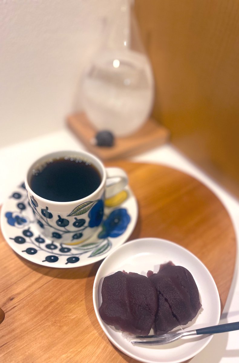 merakqmis's tweet photo. おはようございます
本年最後の勤務日となりました♪
#SazaCoffee さんの『福ブレンド』と
おともは、赤福♬
最後の2個の赤福さんで、やっと綺麗に盛りつけができました
美味しい♡
#CoffeeTime #Coffee
#TempoDrop 7℃/☀️ https://t.co/x1C2Tyb9iX