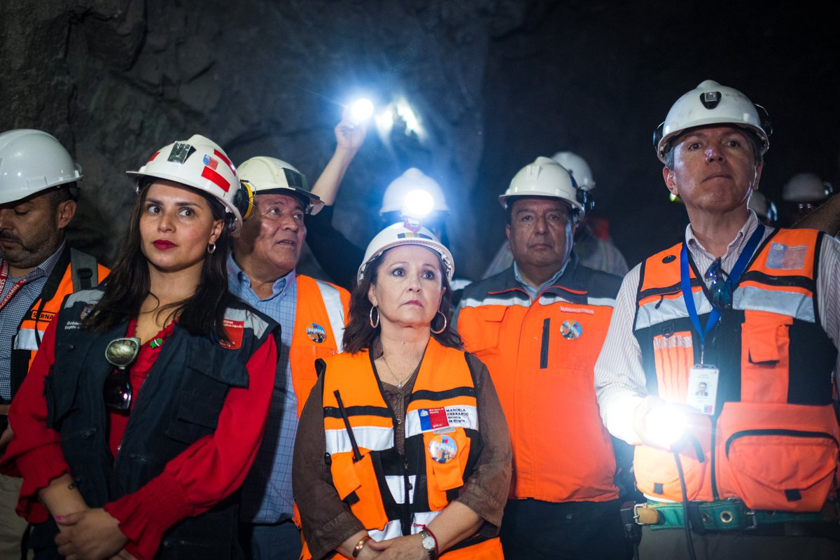 PequenaMinchile's tweet photo. Ministerio de Minería: ¡Estamos avanzando hacia una minería más segura! Hoy en Llay Llay, la ministra @MarcelaHernando participó en última capacitación del 2022 a pequeños productores mineros de la región, para conocer los beneficios del uso de detonador… https://t.co/YfwKuwSCNL