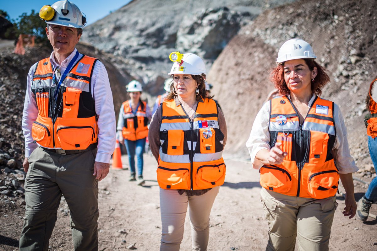 PequenaMinchile's tweet photo. Ministerio de Minería: ¡Estamos avanzando hacia una minería más segura! Hoy en Llay Llay, la ministra @MarcelaHernando participó en última capacitación del 2022 a pequeños productores mineros de la región, para conocer los beneficios del uso de detonador… https://t.co/YfwKuwSCNL