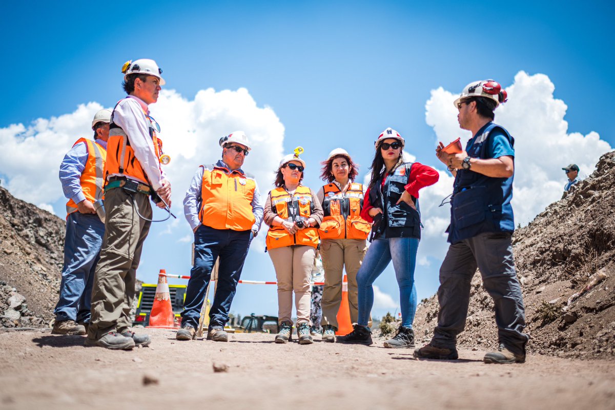 PequenaMinchile's tweet photo. Ministerio de Minería: ¡Estamos avanzando hacia una minería más segura! Hoy en Llay Llay, la ministra @MarcelaHernando participó en última capacitación del 2022 a pequeños productores mineros de la región, para conocer los beneficios del uso de detonador… https://t.co/YfwKuwSCNL