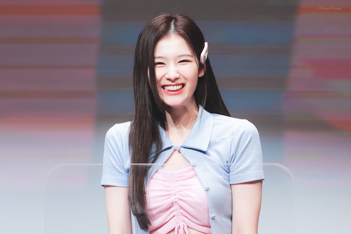 Julotozaki's tweet photo. FELIZ CUMPLEAÑOS AL SOLECITO DE TWICE, LA MÁS TIERNA Y TALENTOSA. I LOVE YOU SANA 💜🥳

HAPPY SANA DAY
#겨울에_태어난_원스들의_샛별이
#AlwaysHereForSana https://t.co/KwOy2xhu1M