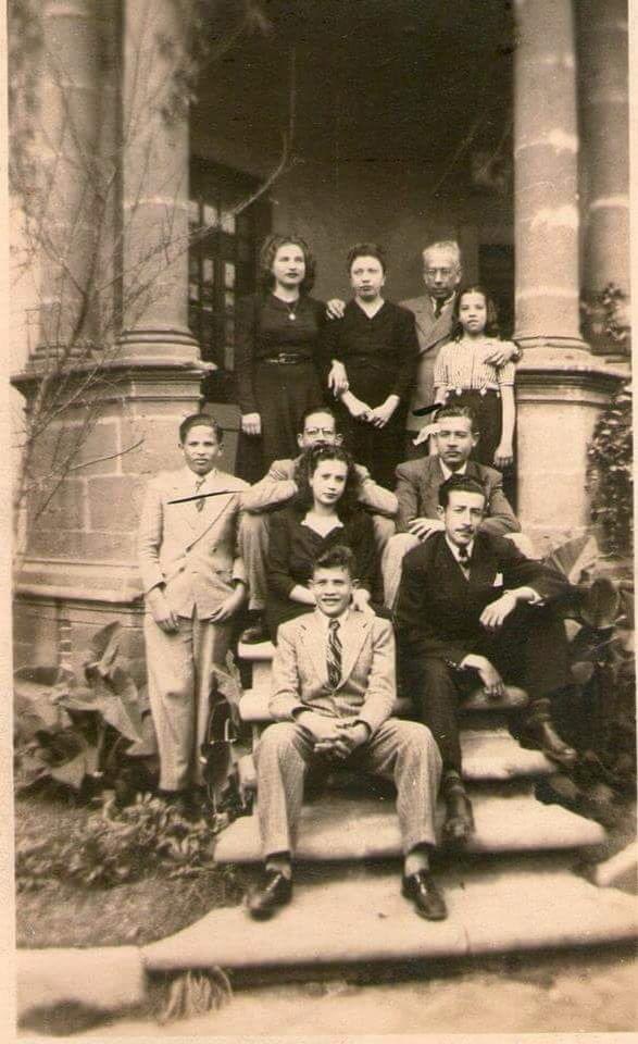 rbnpcrts's tweet photo. Se (¡¿la?!) casaron cuando Josefina tenía 12 años y José Leoncio 22. ¡DOCE AÑOS! Tuvo unos quince embarazos y parió 11 hijos (tres de ellas mujeres) a partir de los 13 años. Según cuentan, durante sus primeros embarazos la encontraban debajo de la cama jugando con su muñeca… https://t.co/IrNW5BXzgH