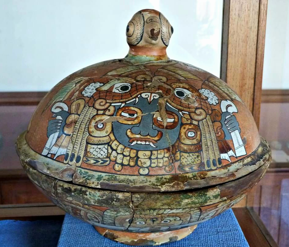 🏺🐊 Vasija policromada con tapa que perteneció a un K'uhul Ajaw o Rey llamado Yax Nu'n Ahiin.
📌 Entierro 10, Estructura 5D-34, Acrópolis Norte, Tikal, Guatemala. 🇬🇹
⏳️ ClásicoTemprano, 426 d.C.
🏛 Museo Sylvanus G. Morley.
📷 Fotografía: Luis Adrián Rojas Yáñez