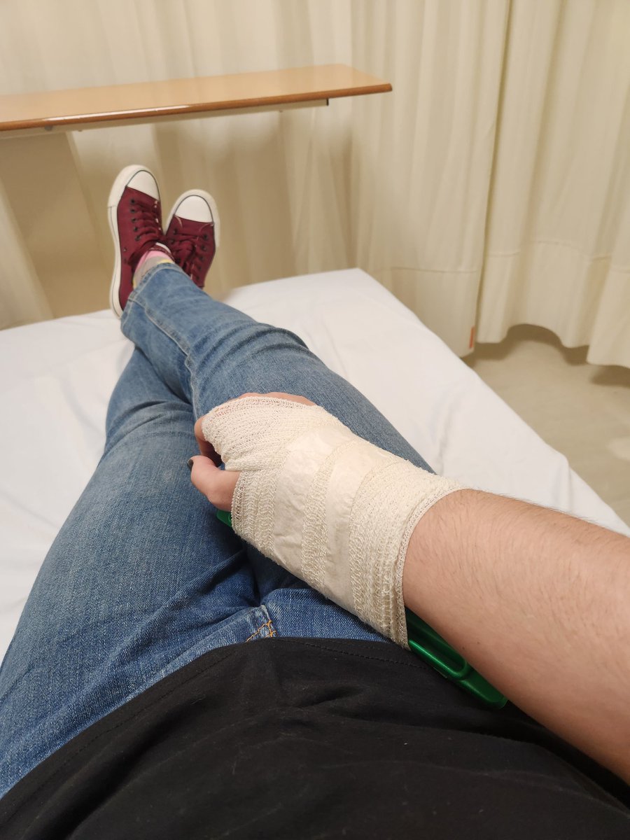 SuperWeasel8's tweet photo. Guess what I got for Christmas? A broken wrist. First time rollerblading in 25 years. Oops. 🤣🤣🤣 https://t.co/EwobmzALds