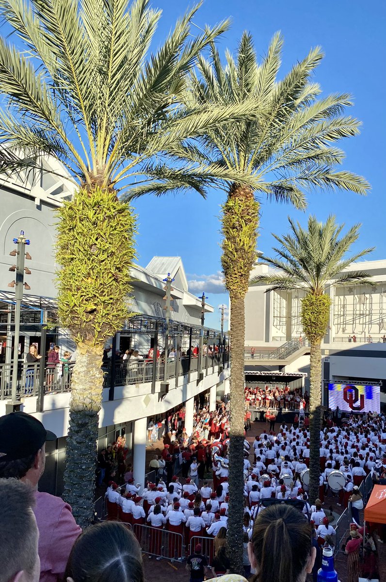 A lil scene-setter courtesy of <a href="/OU_ThePRIDE/">The Pride of Oklahoma</a> &amp; <a href="/OUcheer/">The OU Cheer Squad</a> <a href="/OUpom/">OU Pom Squad</a> - #Boomer☝🏼 #CheezItBowl