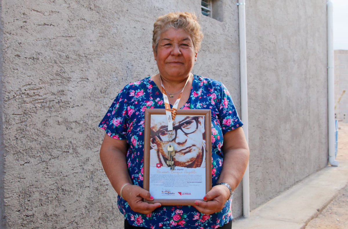 QuintelaRicardo's tweet photo. Con el compromiso firme del Plan Angelelli, entregamos viviendas a familias del barrio 22 Viviendas en Aimogasta, que se suman a los 15 hogares entregados anteriormente, garantizando su derecho a vivir de una manera digna y generar un futuro mejor en nuestra provincia. https://t.co/8V7ooMpjwn