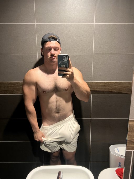 Retweet if you&rsquo;d come train legs with me, don&rsquo;t worry&hellip; I&rsquo;ll go easy 😈 https://t.co/QfQhKYUnDz<a href="/tag/fitness"class="tags"><span>#fitness</span></a><a href="/tag/flex"class="tags"><span>#flex</span></a>