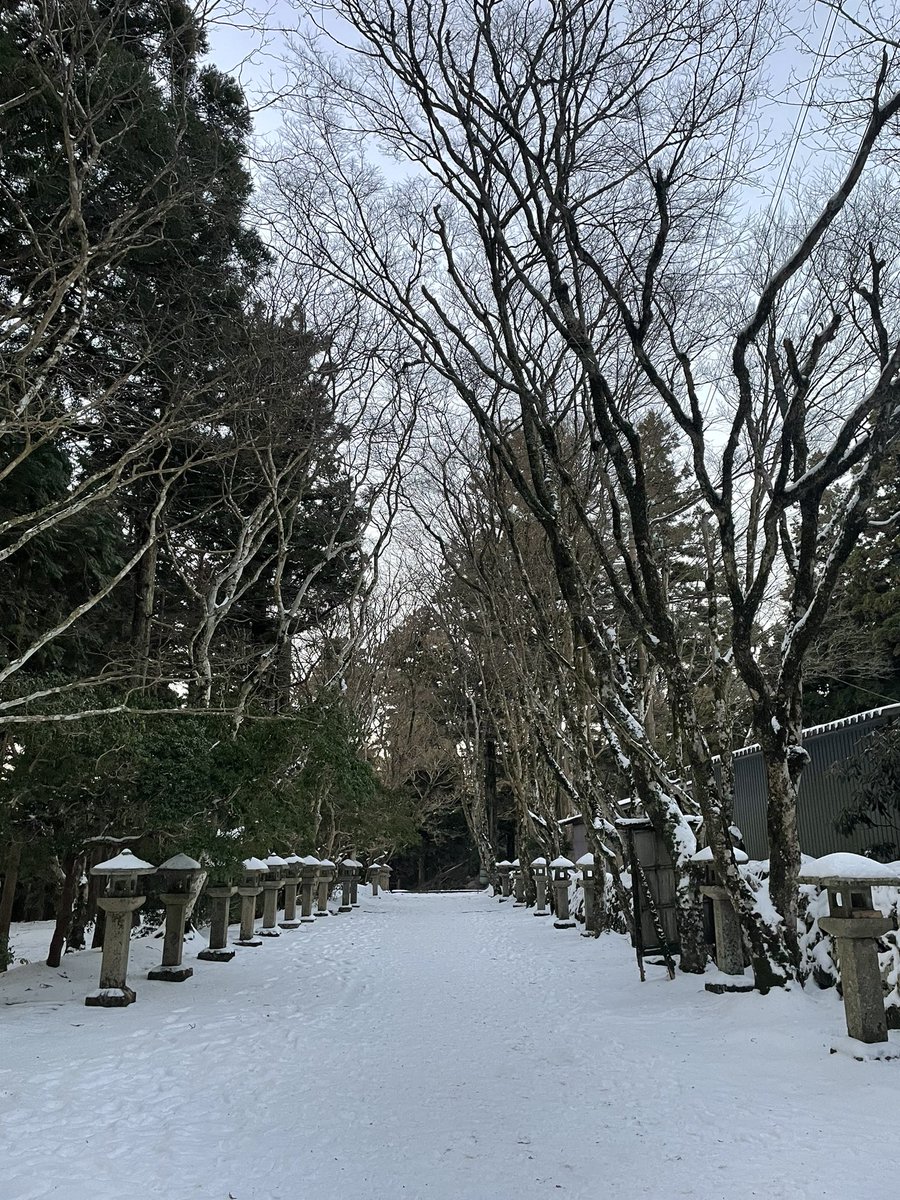 atagojinjya's tweet photo. おはようございます。
今朝の気温は氷点下５度で、天候は晴れとなっております。
現在の積雪は約１０センチです。
足元に気を付けてお参り下さい。 https://t.co/f4HsU5UGgq