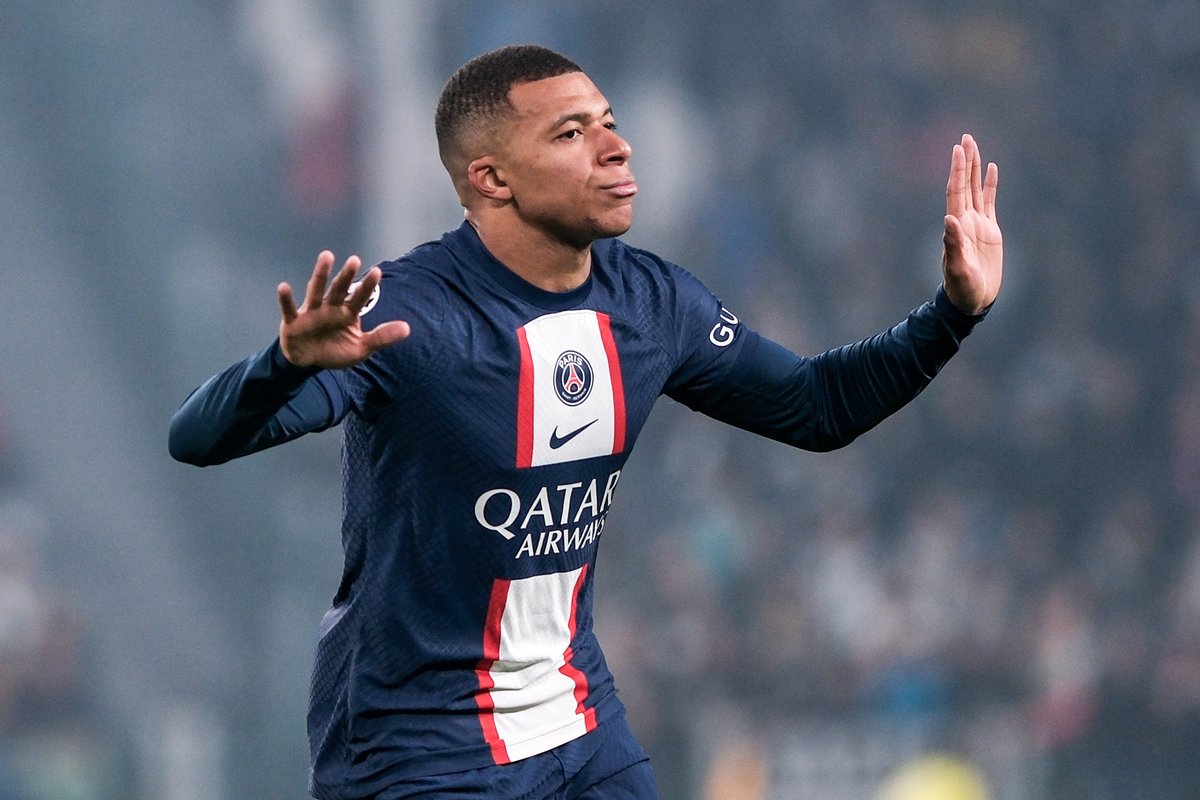 ActuFoot_'s tweet photo. Monsieur Kylian Mbappé. ❤️💙 https://t.co/l7MUm6LGhd