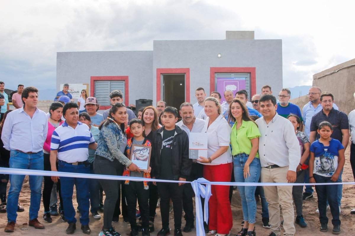 QuintelaRicardo's tweet photo. Con el compromiso firme del Plan Angelelli, entregamos viviendas a familias del barrio 22 Viviendas en Aimogasta, que se suman a los 15 hogares entregados anteriormente, garantizando su derecho a vivir de una manera digna y generar un futuro mejor en nuestra provincia. https://t.co/8V7ooMpjwn