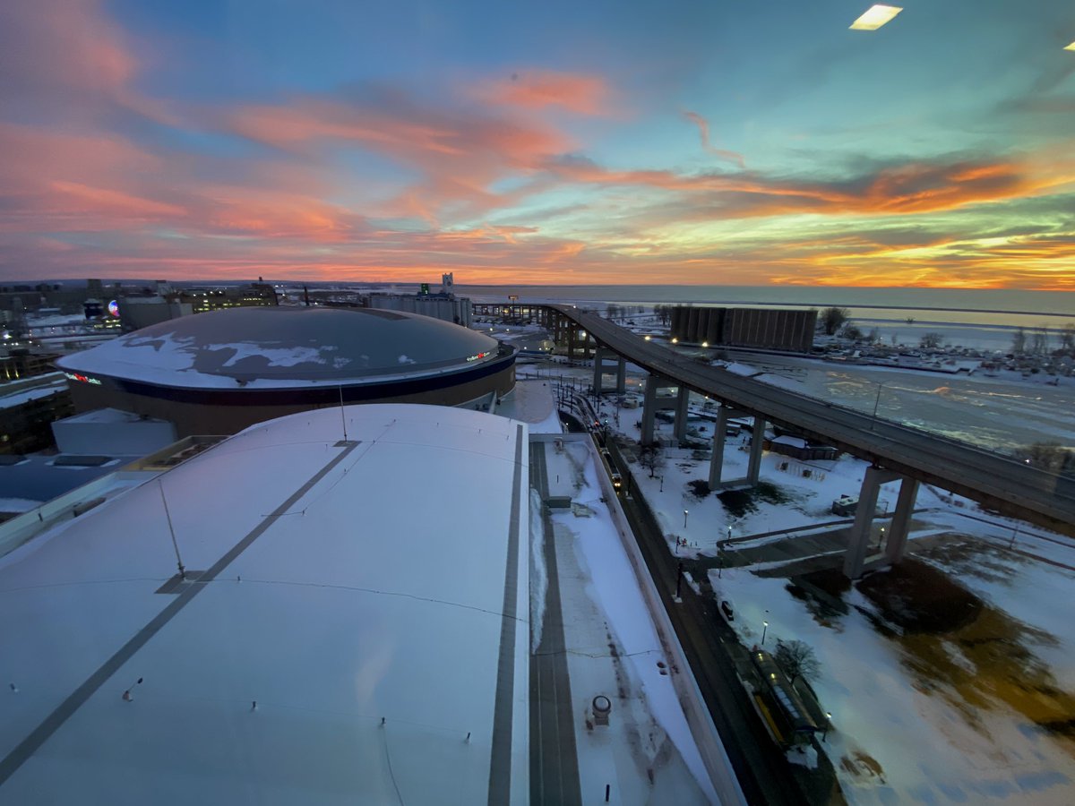 ViktoriaKrista's tweet photo. Views from (hopefully) our last night at the hotel! @SPECNews1BUF https://t.co/hu9tFS92C2