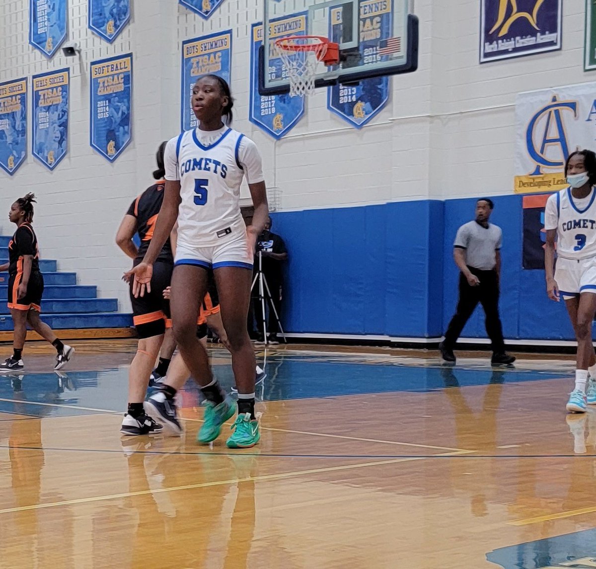 CghrMedia's tweet photo. ๐ #CGHRMedia
#TheJohnWall
@JohnWallHoliday
ClaytonHS (NC) - 2023 - Forward - @darrionnahoward - @DelawareWBB Signee - Has made some plays on both sides of the court during game VS #NPitt (NC)
#NCBallers
#TheCarolinas
#CarolinaGirlsHoopsReport https://t.co/ButBzOzE80